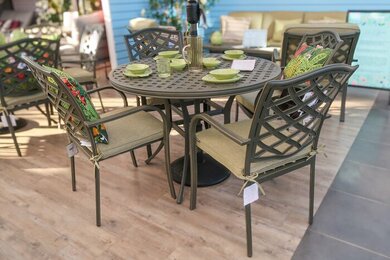 Oakley 4 Seat Round Dining Set - image 4