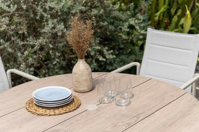 Urbanite 4 Seat Dining Set - image 3